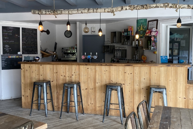 Espace bar des Murmures du Lignon pour les pauses et moments de convivialité lors des séminaires.
