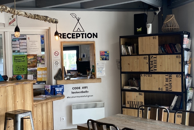 Bar de réception pour accueillir les participants aux événements et séminaires aux Murmures du Lignon.
