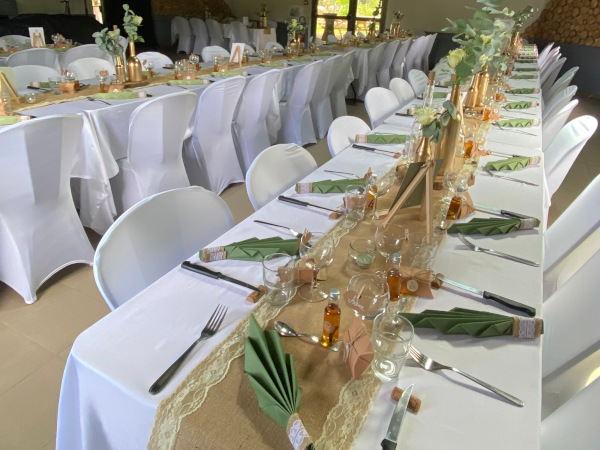 Tables de banquet élégamment dressées avec décoration végétale pour une réception en Haute-Loire.