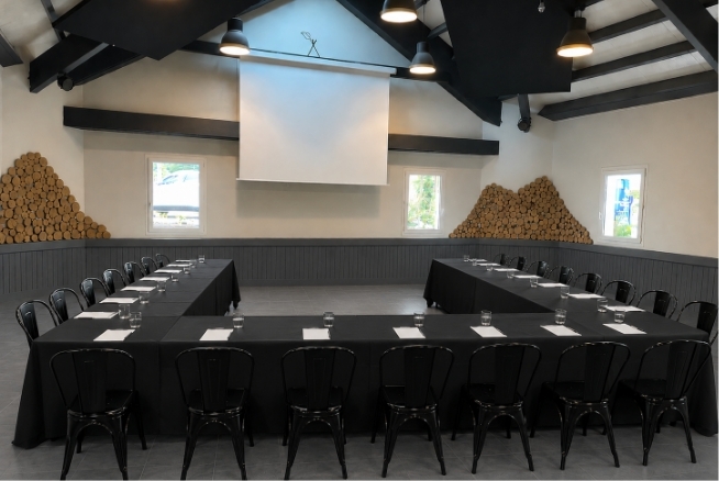 Grande salle de réception aménagée pour banquets et événements de groupe aux Murmures du Lignon à Tence.