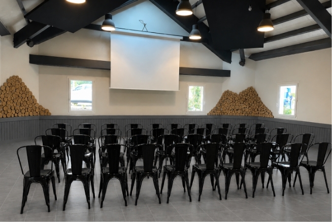Salle de banquet des Murmures du Lignon pour l'organisation de repas de groupe en Haute-Loire.