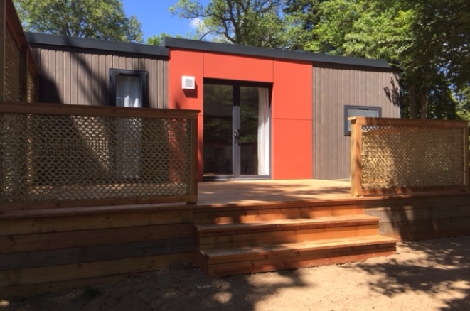 Hébergement en bois avec terrasse privative au cœur d'un domaine arboré à Tence en Haute-Loire.
