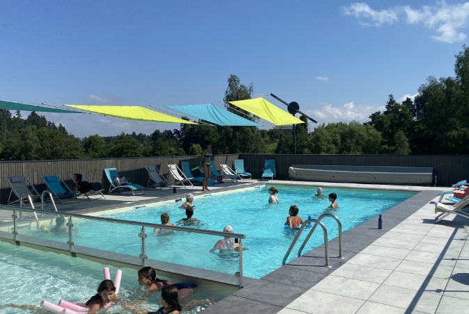 Piscine extérieure des Murmures du Lignon dans un cadre naturel à Tence en Haute-Loire.