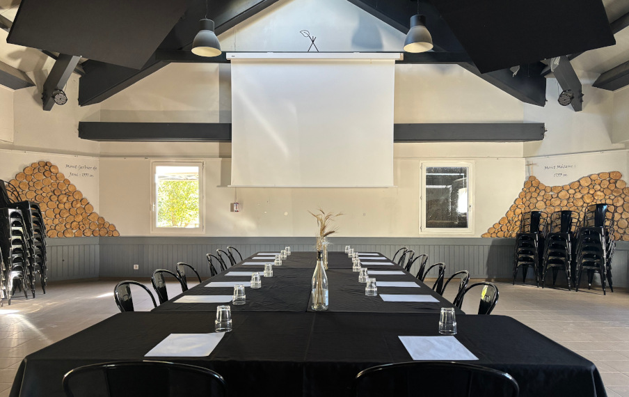 Grande salle de conférence pour séminaires et événements professionnels aux Murmures du Lignon, location de salle en Haute-Loire.