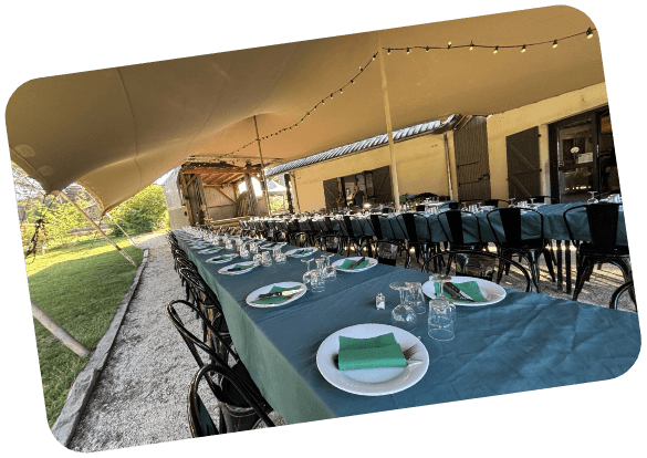 Table sous tente pour vos réceptions privées et familiales : location de salle en Haute-Loire