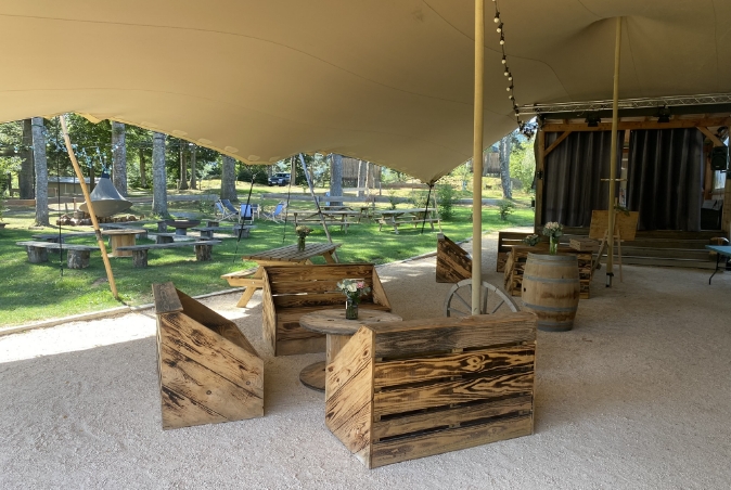 Terrasse extérieure des Murmures du Lignon pour les pauses et réceptions de groupe à Tence.