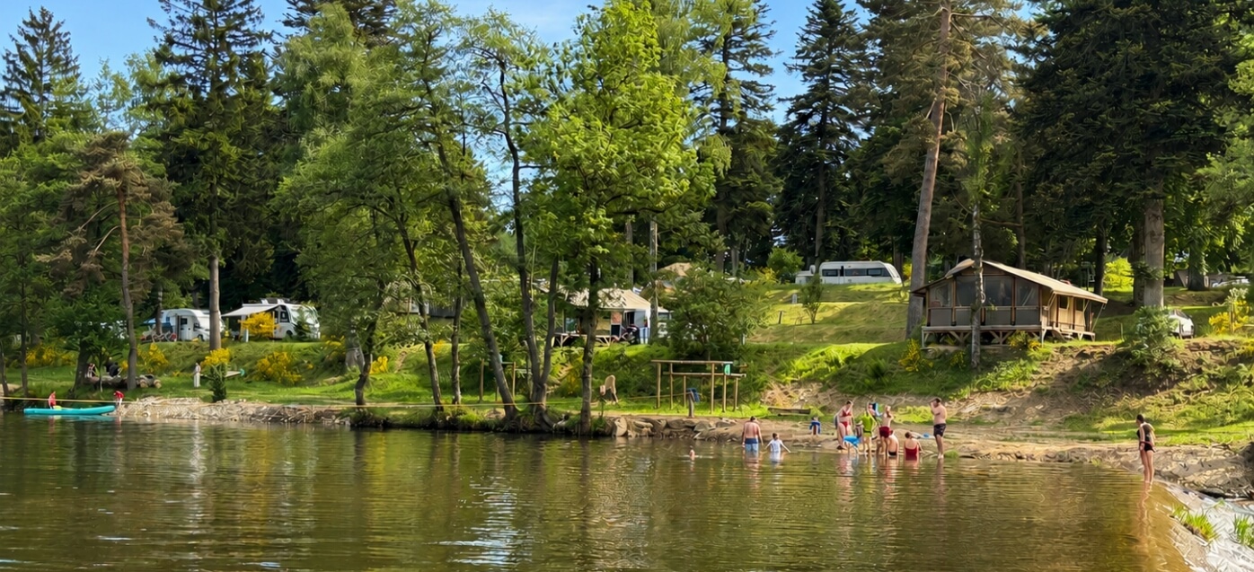 Vue du plan d’eau du camping les Murmures du Lignon : location de salle en Haute-Loire
